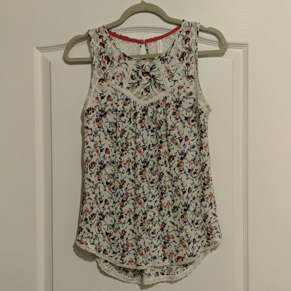 Sleeveless floral and lace tunic